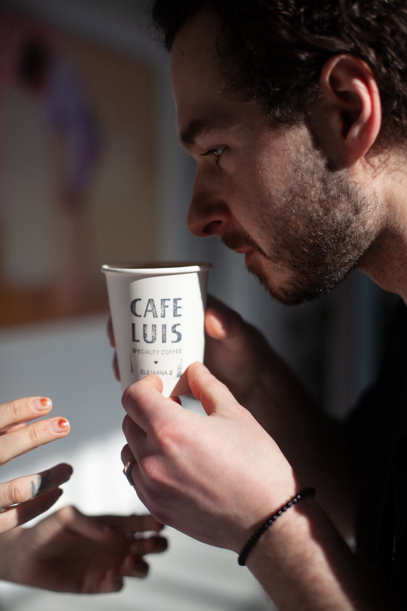Chwila z kawą w firmowym kubku Cafe Luis