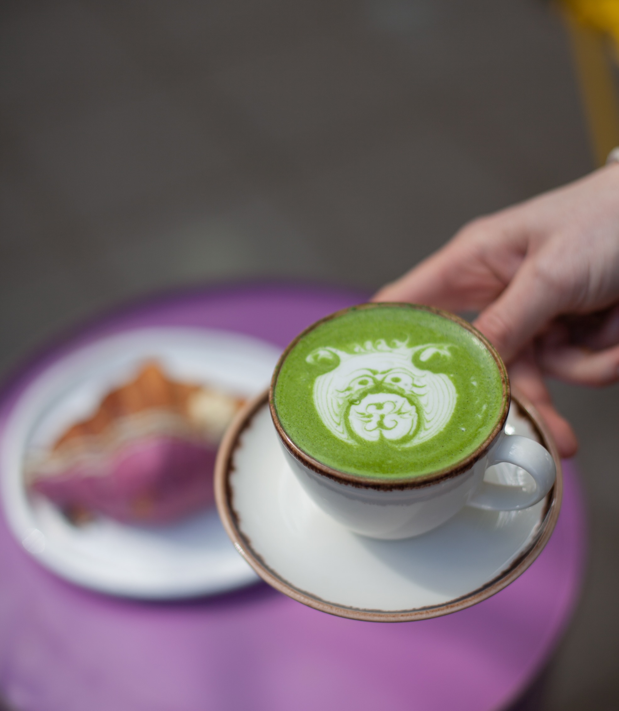 Filiżanka zielonej matcha latte z latte art w Cafe Luis